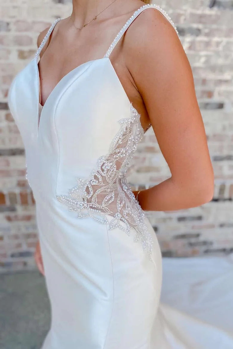 Vestido de novia largo de corte trompeta con escote en V y espalda abierta.